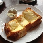 カフェ・ル・プティ・ニ・トロワ - チーズトースト