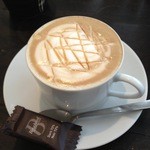 愉庵 - キャラメルラテ。チョコがおまけでついてました
