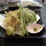 愉庵 - 野菜天ぷら。アスパラ、大葉などありました。