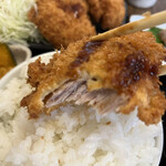 わ楽 - ヒレカツ　齧ってオンザライス  