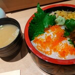 鮨丸 - イカ丼と味噌汁