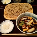 鴨汁そば。鴨の専門家も、鴨肉は、柔らかく最高と絶賛しました。汁の味は濃い辛め。