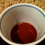 吾妻橋 やぶそば - 汁は、やっぱり、濃い辛らの旨い汁。