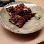 鮨 田可尾 - あなご炙ってつまみ。古典的黒いつめが逆に新鮮でしょ？