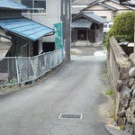 そばの丘 - 道はかなり狭いです