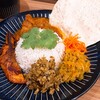 Soumya's Kitchen - 奥がチキンカレー、左が鮭、右はクートゥー。