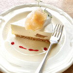 カフェ フオネ - 桃のレアチーズケーキ