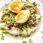 カフェ フオネ - 絶妙な茹で加減の半熟卵を割った図。