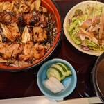 Toriyoshi - 焼き鳥丼。900円なり
                        赤出汁のしじみ汁、サラダ、漬けもん付き