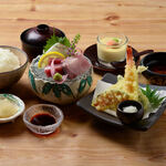 Uoman set with sashimi and tempura