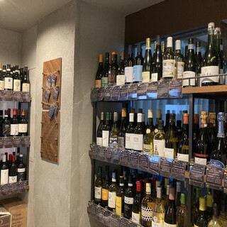 Approximately 100 types of wine! You can choose from our walk-in wine cellar!