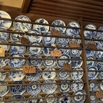 Sagano - 古伊万里でしょうか？　素晴らしい藍のお皿が　この何倍も飾ってあります。