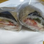 お米屋さんのサンドイッチ - フライドチキンサンドとハム野菜サンド（各ハーフ）