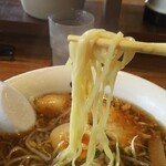 中るラーメン - 麺は 平打ち細麺