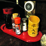 居酒屋 一八屋 - 卓上に常備された調味料類