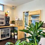 おうどん 瀬戸晴れ - キレイな内観　おにぎりはセルフ