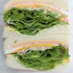 Pan de Smile - ハム・チーズ・目玉焼きとたっぷりのサニーレタスを、ピクルス入りオーロラソースでいただくサンドウィッチ