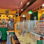 Spice curry 43 - 壁から天井までカラフルな色彩が溢れる内装は、メキシコや南国にあるお店に迷い込んだ気分