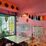Spice curry 43 - 鮮やかなピンク色の壁に、カラフルな雑貨やランプが映える！元気が貰えるようなカラフルな空間
