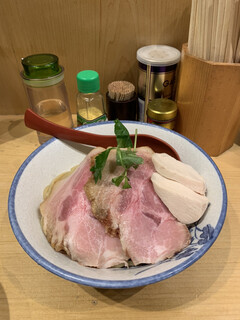 Menyamujina - 特製つけ麺は、豚肉のレアチャーシュー2枚に鶏の胸肉の塊2個等('22/07/20)