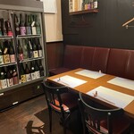 Kisetsu Ryouri To Nihonshu No Omise Kawasaki Uoshouten - 日本酒冷蔵庫前テーブル