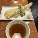 上野 味喜庵 - 穴子天ぷら１２００円。穴子一本と茄子、ピーマンの盛り合わせです。揚げ具合が良く、軽いサクサク衣と、ジューシーな穴子がたまりません（╹◡╹）（╹◡╹）