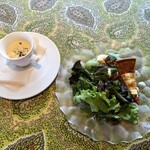 シロノニワ - セットのコーンポタージュスープとサラダ