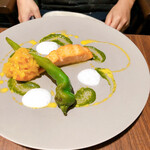 WaldHaus 森の家 - 相方は静岡産トラウト"赤富士"ポワレ　トロピカルソース　泡はココナッツソース