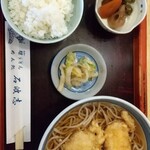 石波志 本店  - 日替ランチの鶏の天ぷらそばを持って温かいそばで。760円です♪