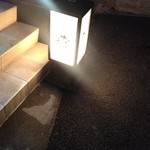 並木橋なかむら - お店は2階。1階の階段前の燈が目印