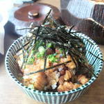 あつた蓬莱軒 - 二膳目、薬味をかけて味わう。