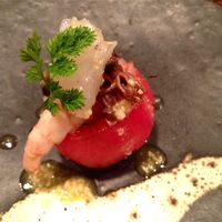 ラ・ルーチェ - 野菜とモッツァレラチーズ、ホタルイカを詰めたフルーツトマトにボタン海老とヒラメをのせて
                