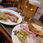 BERG - ソーセージ盛り合わせ@720円、ジャーマンブランチ ビアセット@820円