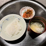 ななにん - 自家製明太子、山香 ひのひかり 釜焚きご飯
      クエあらのお味噌汁