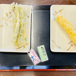 Sanuki udon murasaki - 左:天ぷら アスパラ
                      右:天ぷら いか
