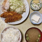 Okazaki - ご飯、味噌汁、冷奴、漬け物がセットになっています