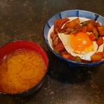 洋食 小春軒 - かつ丼としじみの味噌汁
