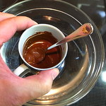 ノンナアンドシディショップ - 画像16 かき混ぜながら湯煎、水煎、湯煎を繰り返すテンパリング