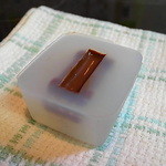 ノンナアンドシディショップ - 画像17 注ぎ口からチョコを充填し気泡を抜いたら冷して固める