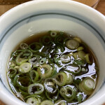 釜あげうどん 長田 in 香の香 - 薬味の青葱を浮かべます