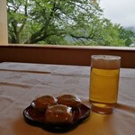 龍宮殿 - お風呂上がりにピールで乾杯＆温泉まんじゅう♪