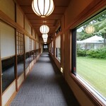 龍宮殿 - 本館の温泉へと続く廊下♪良い眺めです