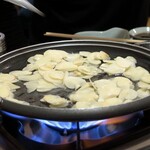 ふぐ屋とら乃介 - 陶板焼き開始のニンニクたっぷり