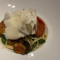 MILANO｜GRILL - ◎ パスタは野菜たっぷりペペロンチーノに削りたてのチーズ