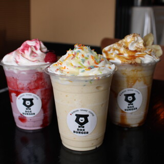 Shakes with seasonal flavors are also popular ♪ takeaway is also available.