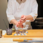 Sushi Karashima - コハダを握る
