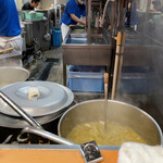 地獄ラーメン 田中屋 - スープが良い香りしますが、場所的に暑い