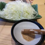 Tonkatsu Shinjuku Saboten - お替り自由のキャベツの、この盛り！