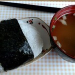 葵ゲストハウス - 料理写真:サービスの朝食用オニギリと味噌汁