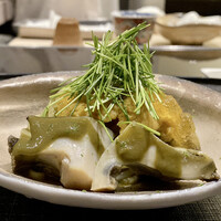 日本料理 晴山 - 萩の黒泡に稲庭うどん 宮崎の紫ウニ
                    なんとまあ贅沢なうどんなのでしょう！
                    鮑の肝と紫ウニを稲庭うどんと良く混ぜていただきました。
                    鮑を厚く切った食感と旨味、これは最高に美味しいです♪
                    